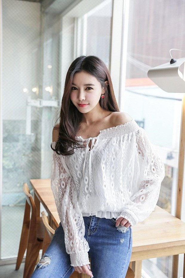  Mẫu áo trễ vai chất liệu ren duyên dáng đậm chất mùa Thu có thể tùy ý kết hợp cùng chân váy hoặc quần jeans, quần âu,…