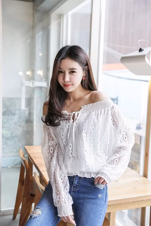  Mẫu áo trễ vai chất liệu ren duyên dáng đậm chất mùa Thu có thể tùy ý kết hợp cùng chân váy hoặc quần jeans, quần âu,…