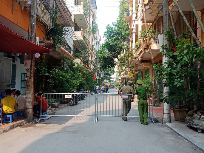 Lực lượng chức năng đang bảo vệ hiện trường, điều tra vụ việc Lực lượng chức năng đang bảo vệ hiện trường, điều tra vụ việc