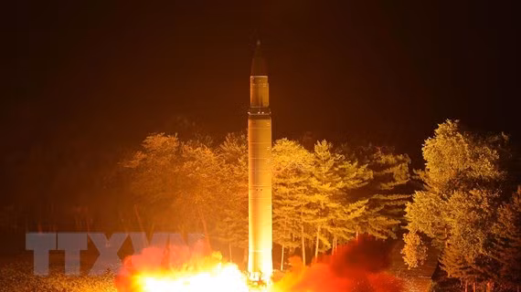 Ảnh tư liệu, do Hãng Thông tấn trung ương Triều Tiên đăng phát ngày 29/7/2017: Vụ thử tên lửa đạn đạo liên lục địa Hwasong-14 của Triều Tiên tại một địa điểm bí mật ngày 28/7/2019. (Nguồn: AFP/TTXVN)