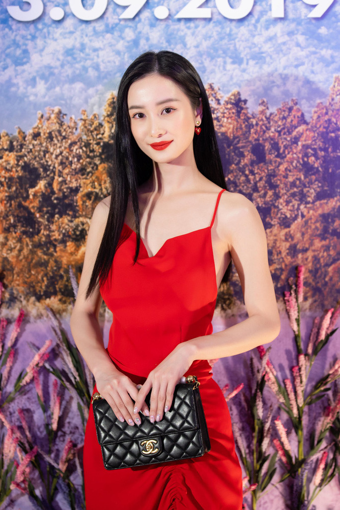 Cô chọn đầm đỏ rực