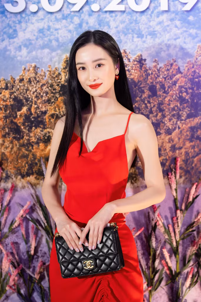 Cô chọn đầm đỏ rực