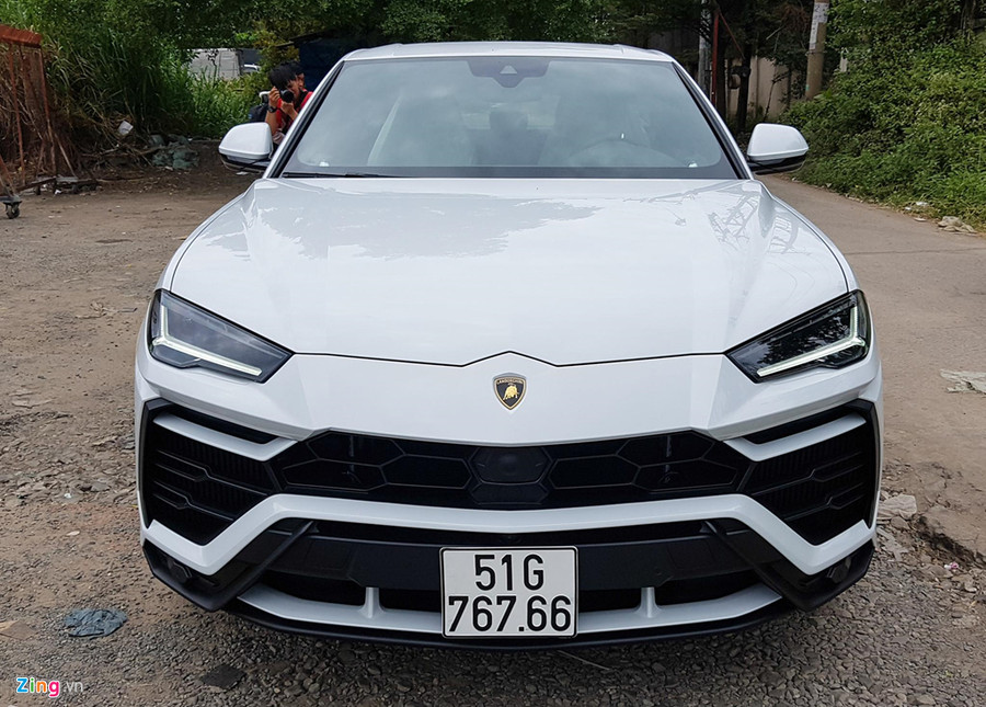 Mẫu xe thứ 2 có thể xuất hiện trong lễ cưới sắp tới là chiếc siêu SUV Lamborghini Urus. Xe của Minh Nhựa là chiếc Urus đầu tiên cập bến Việt Nam. Sau khi ra biển trắng, chiếc Urus này tiêu tốn của Minh Nhựa khoảng 23 tỷ đồng. Ảnh: TNTBros. Mẫu xe thứ 2 có thể xuất hiện trong lễ cưới sắp tới là chiếc siêu SUV Lamborghini Urus. Xe của Minh Nhựa là chiếc Urus đầu tiên cập bến Việt Nam. Sau khi ra biển trắng, chiếc Urus này tiêu tốn của Minh Nhựa khoảng 23 tỷ đồng. Ảnh: TNTBros.