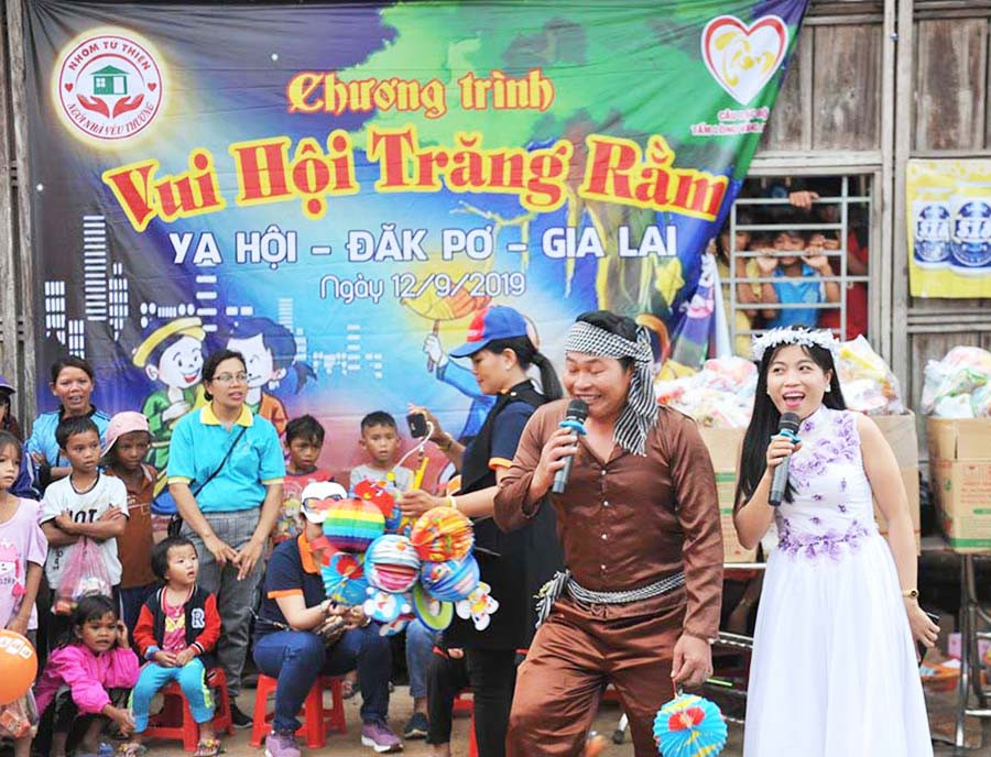 Quang cảnh chương trình đêm hội trăng rằm. Ảnh: Hà Phương