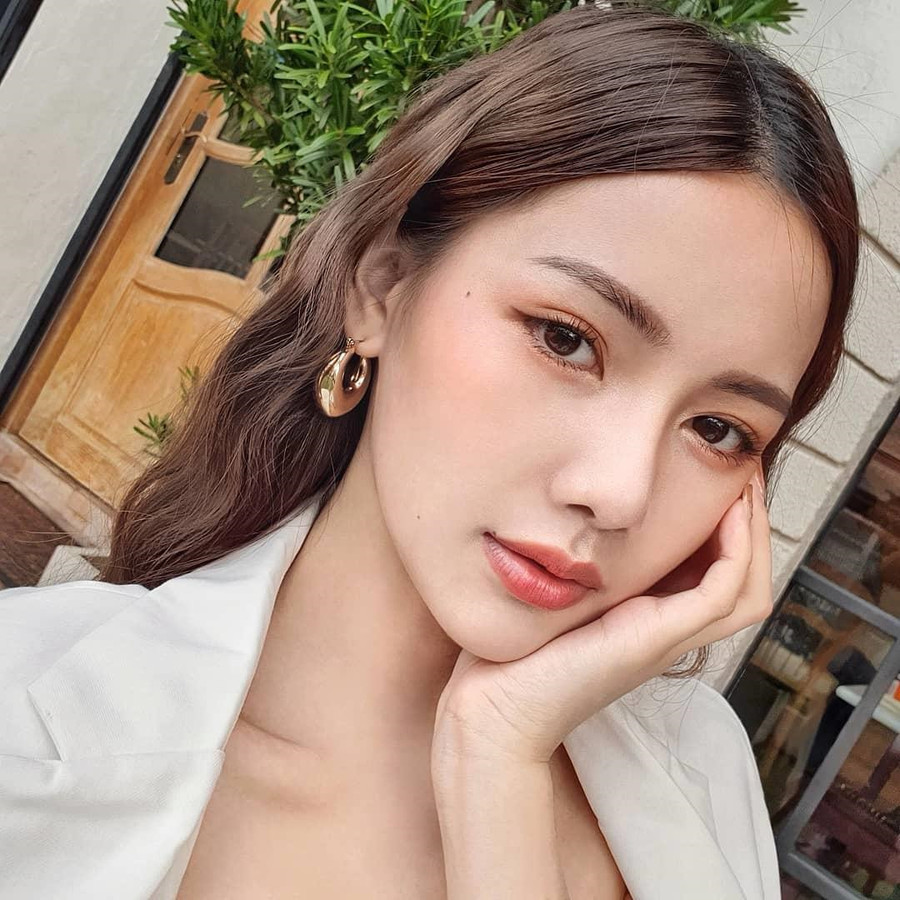 Người đẹp 9X có chiều cao 1,69 m, thân hình chuẩn cùng gương mặt xinh xắn và đặc biệt là nụ cười tươi đầy cuốn hút. 