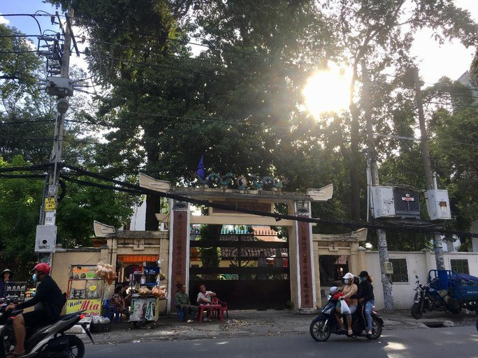  Hình ảnh xâm hại di tích, di sản như thế này hoàn toàn có thể chấm dứt nếu áp dụng quy định xử phạt về vi phạm lấn chiếm lòng, lề đường Ảnh: Ý LINH