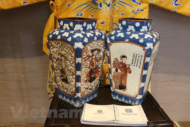 Một cặp bình cổ trong cung đình triều Nguyễn. (Ảnh: Nguyễn Minh/Vietnam+)