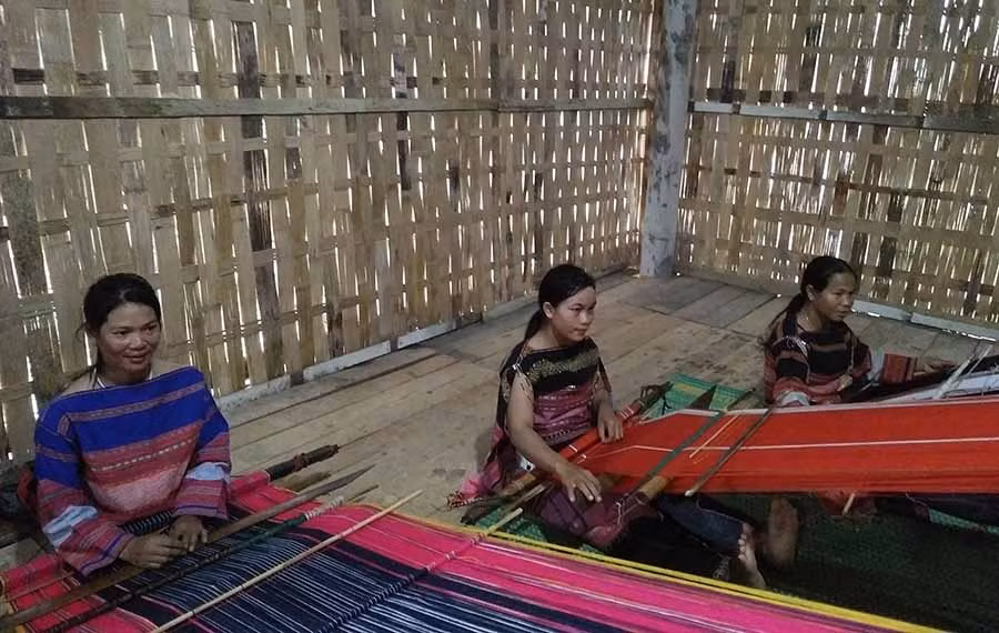  Phụ nữ Bahnar xã Tú An tham gia các lớp tập huấn, hướng dẫn kỹ thuật dệt truyền thống. Ảnh: N.M