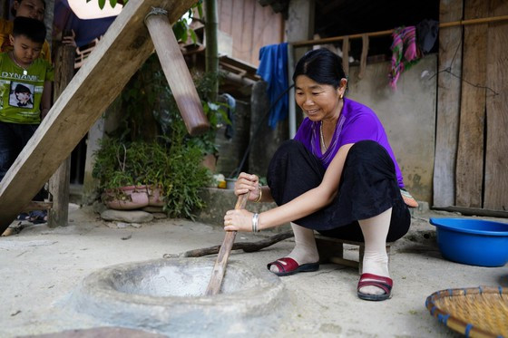  Để có được những hạt cốm mềm ngọt, mang hương vị thiên nhiên, người làm cốm cho hạt lúa non vào cối đá để chế biến.