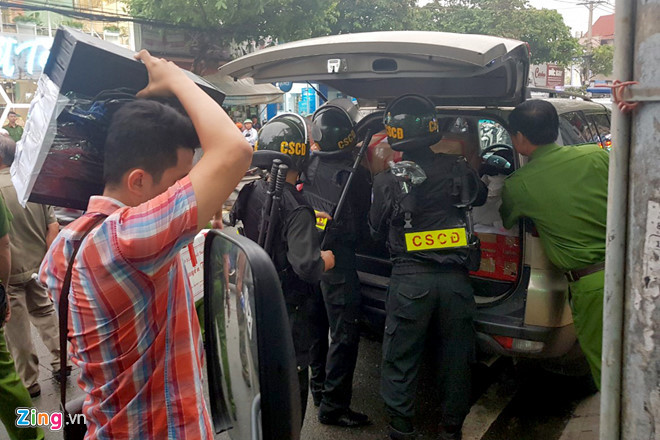 Cảnh sát khám xét thu giữ hơn 9 tỷ đồng, 20 thỏi vàng của Công ty Alibaba. Ảnh: Trần Anh.