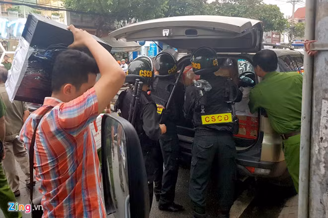 Cảnh sát khám xét thu giữ hơn 9 tỷ đồng, 20 thỏi vàng của Công ty Alibaba. Ảnh: Trần Anh.