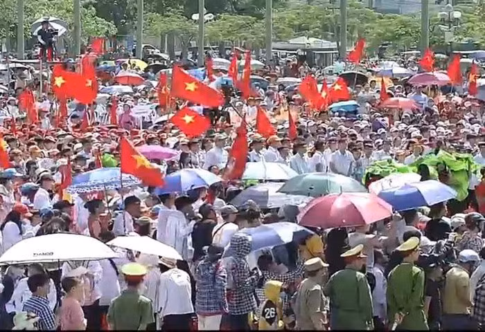 Hàng ngàn người dân tập trung tại Quảng trường Hồ Chí Minh để cổ vũ cho Trần Thế Trung