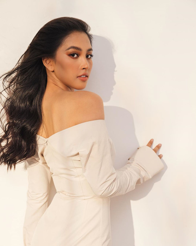 Áo trễ vai hay hai dây là những items được cô gái 19 tuổi yêu thích. Với thiết kế thế này, cô khéo léo khoe trọn được bờ vai thon thả, duyên dáng.