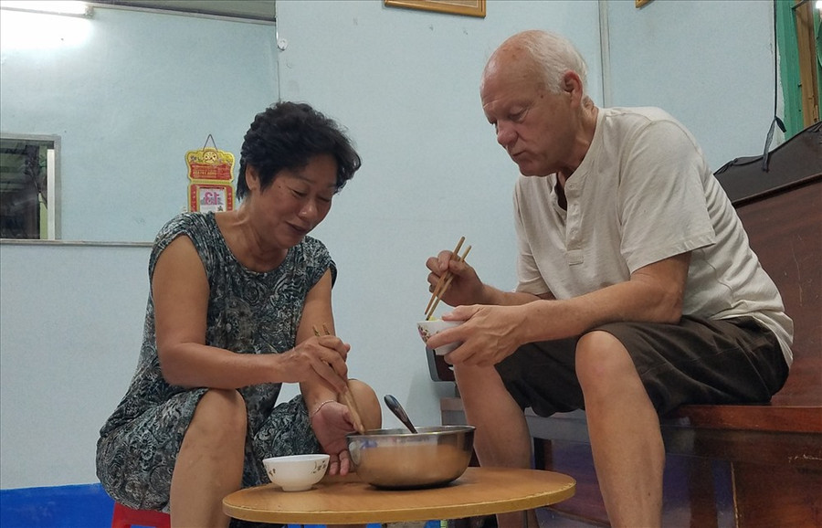 Bà Thúy Lan và ông Ken Reesing ăn bữa cơm tối do bà Lan tự nấu 