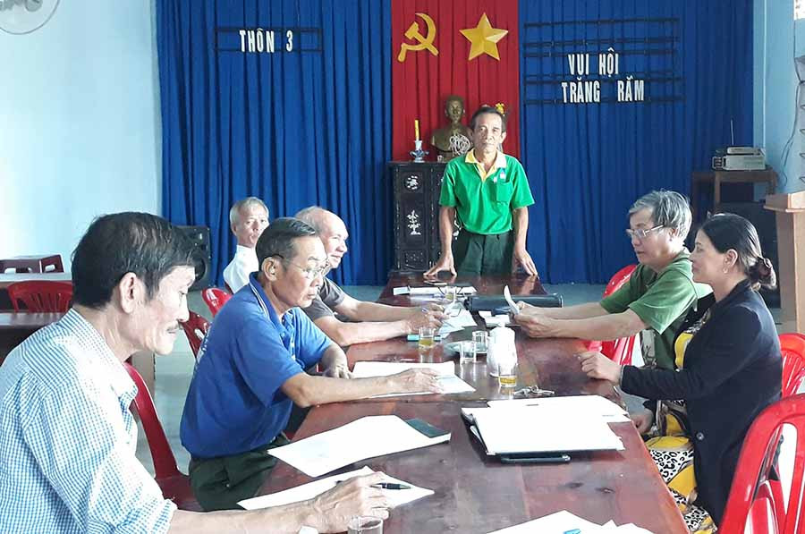 Ông Hoàng Văn Hồ chủ trì cuộc họp bình xét gia đình văn hóa ở thôn 3, xã Ia Nhin, huyện Chư Pah. Ảnh: L.H  Ông Hoàng Văn Hồ chủ trì cuộc họp bình xét gia đình văn hóa ở thôn 3, xã Ia Nhin, huyện Chư Pah. Ảnh: L.H