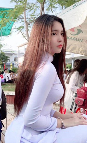 Đoan Nghi mang trong mình 2 dòng máu Việt – Trung khi bố là người Việt Nam còn mẹ gốc Trung.