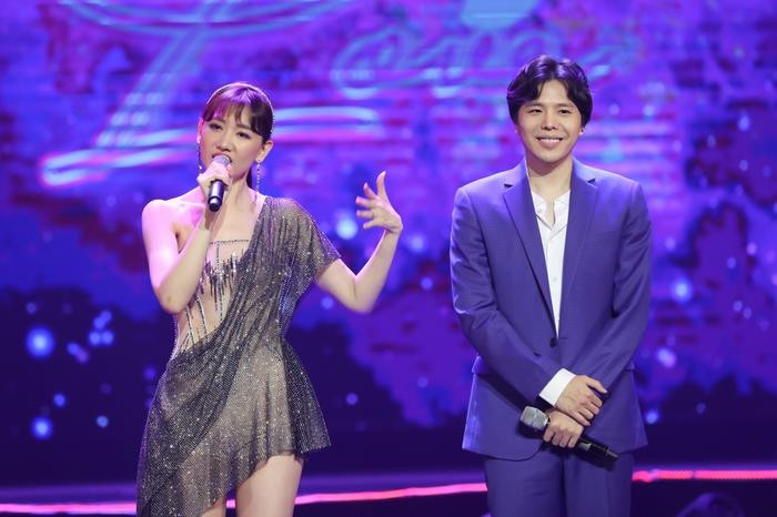 Nếu Mâu Thủy toát lên sự nóng bỏng, gợi cảm thì khi cùng đụng mẫu váy này, bà xã Trấn Thành lại thể hiện nét tươi trẻ pha chút nồng nàn của mình.