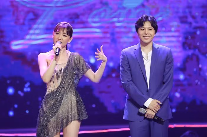 Nếu Mâu Thủy toát lên sự nóng bỏng, gợi cảm thì khi cùng đụng mẫu váy này, bà xã Trấn Thành lại thể hiện nét tươi trẻ pha chút nồng nàn của mình.