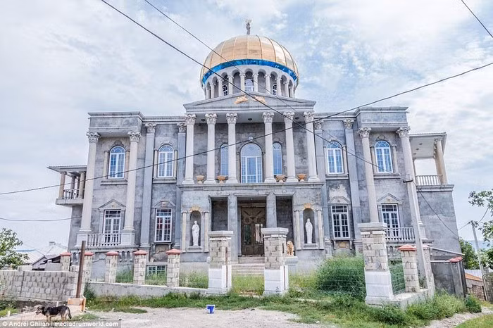 Nhiều tòa nhà được xây dựng như cung điện trong thị trấn. (Ảnh: Dailymail)