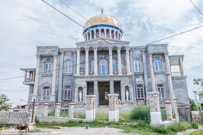 Nhiều tòa nhà được xây dựng như cung điện trong thị trấn. (Ảnh: Dailymail) Nhiều tòa nhà được xây dựng như cung điện trong thị trấn. (Ảnh: Dailymail)