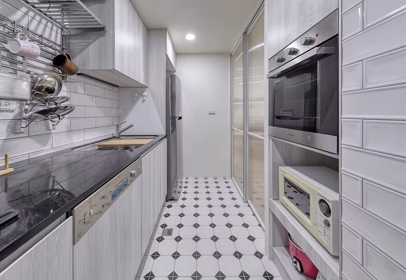 Đối với nhà bếp vì có diện tích dài và hẹp nên gạch kẻ caro đen trắng được sử dụng để tạo ra một bầu không khí tươi sáng.