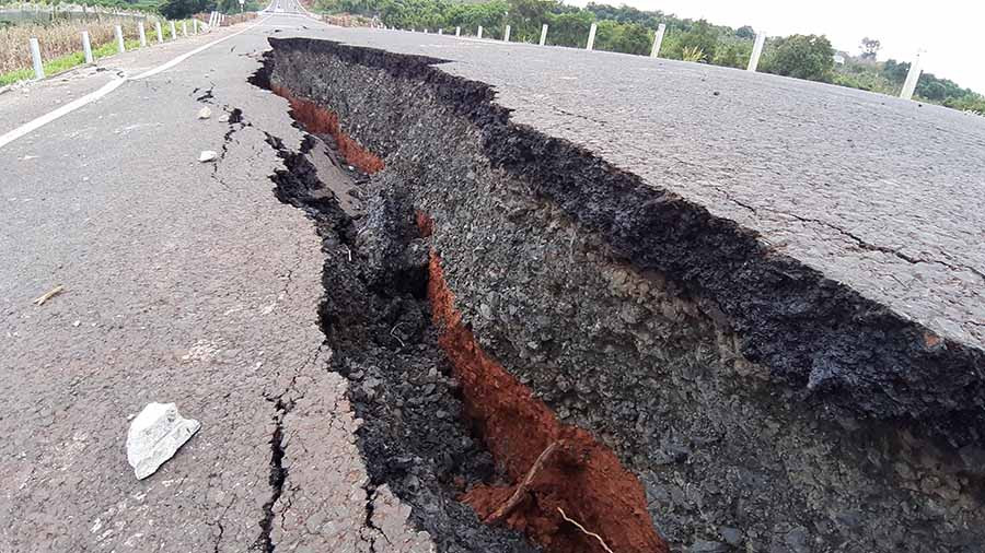  Vị trí sụt lún sâu nhất tại khu vực xảy ra sự cố sụt lún nền và mặt đường trên tuyến đường tránh Đông Chư Sê đã lên tới hơn 1m. Ảnh: Lê Hòa