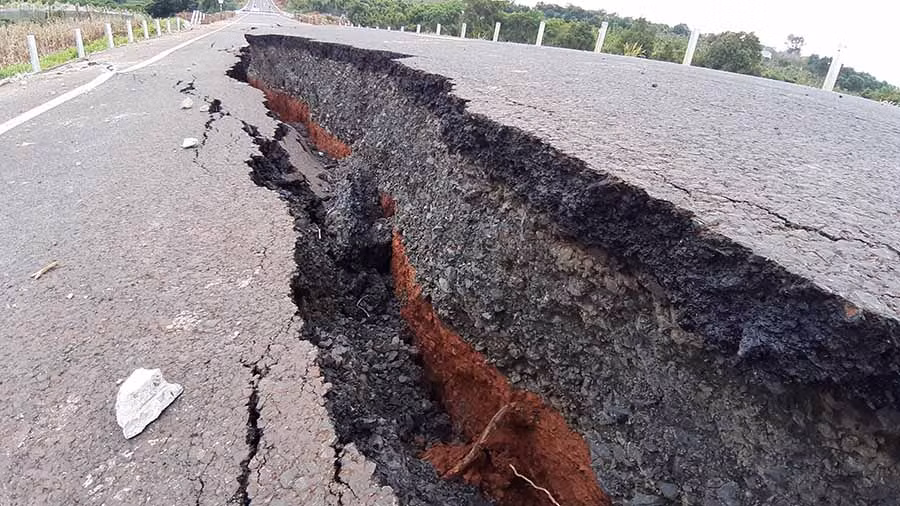  Vị trí sụt lún sâu nhất tại khu vực xảy ra sự cố sụt lún nền và mặt đường trên tuyến đường tránh Đông Chư Sê đã lên tới hơn 1m. Ảnh: Lê Hòa