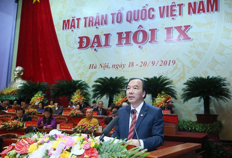 Phó Chủ tịch Ủy ban Trung ương MTTQ Việt Nam khóa VIII Ngô Sách Thực trình bày tờ trình sửa đổi Điều lệ MTTQ Việt Nam. 