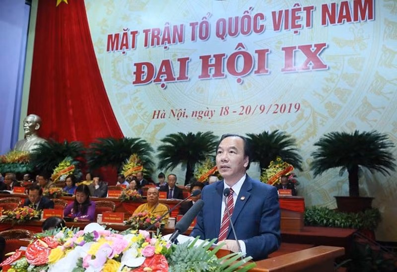 Phó Chủ tịch Ủy ban Trung ương MTTQ Việt Nam khóa VIII Ngô Sách Thực trình bày tờ trình sửa đổi Điều lệ MTTQ Việt Nam. 