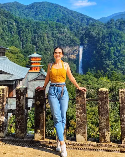 Không chỉ là điểm đến thiêng liêng, ngôi chùa lạc giữa núi rừng này còn là nơi check-in đẹp, khiến giới trẻ đứng ngồi không yên khi khám phá đất nước Nhật Bản. Nhìn từ xa, ngôi chùa tháp hiện lên bên cạnh thác nước sừng sững hài hòa, bắt mắt đến từng đường nét. Ảnh: Renatamiasato, bryan_hht.