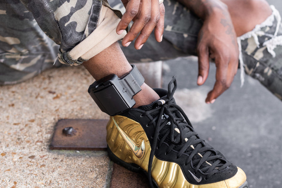  Vòng theo dõi này được tích hợp hệ thống định vị và kết nối mạng để luôn thông báo vị trí theo thời gian thực của người bị theo dõi. Ảnh: NY Times.