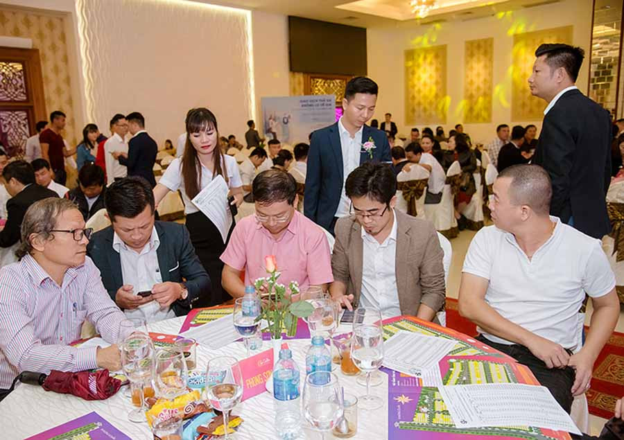 Được quy hoạch với 368 lô đất nền với diện tích từ 108 m2 đến 144m2 có pháp lý hoàn chỉnh, đã có sổ đỏ riêng sở hữu vĩnh viễn, dự án SH Land với các nhà liền kề sẽ là nơi an cư lý tưởng của khách hàng. Hệ thống hạ tầng kỹ thuật tại SH Land được quy hoạch đồng bộ với đường giao thông lớn, vỉa hè, hệ thống cung cấp nước sạch.Từ SH Land cư dân có thể di chuyển dễ dàng đến các khu vực tiện ích như: Chợ Trà Bá, Bến xe khách Đức Long, Bệnh viện đa khoa Gia Lai, Sân vận động Pleiku, Bệnh viện Đại học Y Dược,…  Được quy hoạch với 368 lô đất nền với diện tích từ 108 m2 đến 144m2 có pháp lý hoàn chỉnh, đã có sổ đỏ riêng sở hữu vĩnh viễn, dự án SH Land với các nhà liền kề sẽ là nơi an cư lý tưởng của khách hàng. Hệ thống hạ tầng kỹ thuật tại SH Land được quy hoạch đồng bộ với đường giao thông lớn, vỉa hè, hệ thống cung cấp nước sạch.Từ SH Land cư dân có thể di chuyển dễ dàng đến các khu vực tiện ích như: Chợ Trà Bá, Bến xe khách Đức Long, Bệnh viện đa khoa Gia Lai, Sân vận động Pleiku, Bệnh viện Đại học Y Dược,…