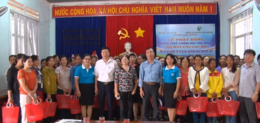 Phòng Tài nguyên và Môi trường huyện tặng giỏ nhựa đi chợ cho các hội viên phụ nữ tham gia câu lạc bộ. Ảnh: Hồng Thương