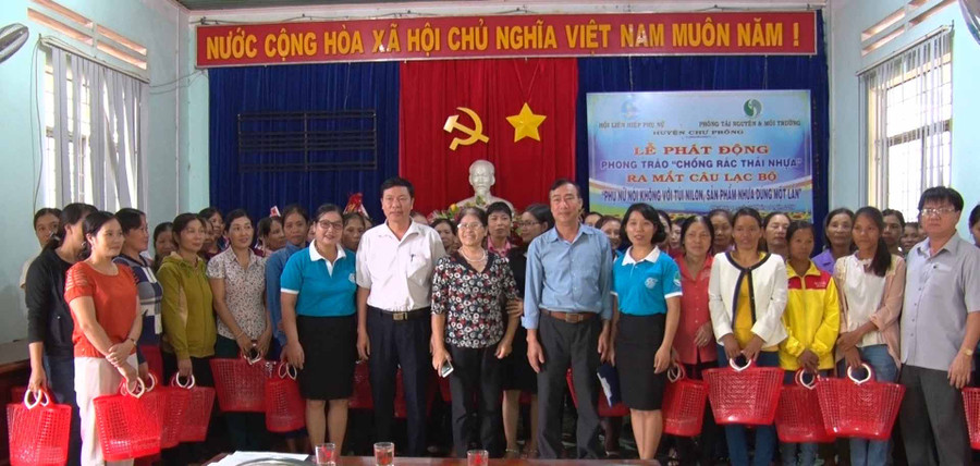 Phòng Tài nguyên và Môi trường huyện tặng giỏ nhựa đi chợ cho các hội viên phụ nữ tham gia câu lạc bộ. Ảnh: Hồng Thương