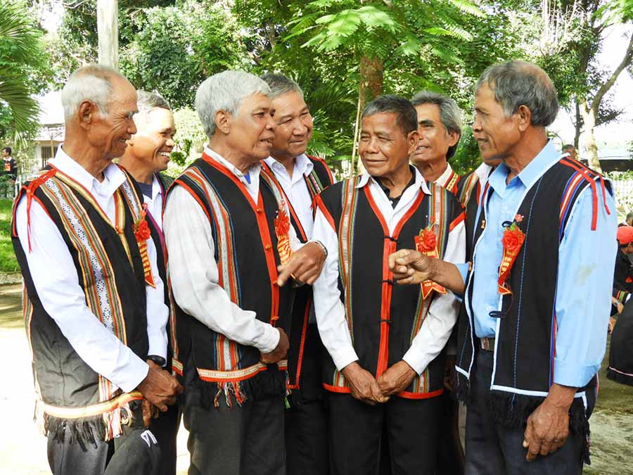 Người cao tuổi trao đổi kinh nghiệm tuyên truyền vận động quần chúng. Ảnh: T.N