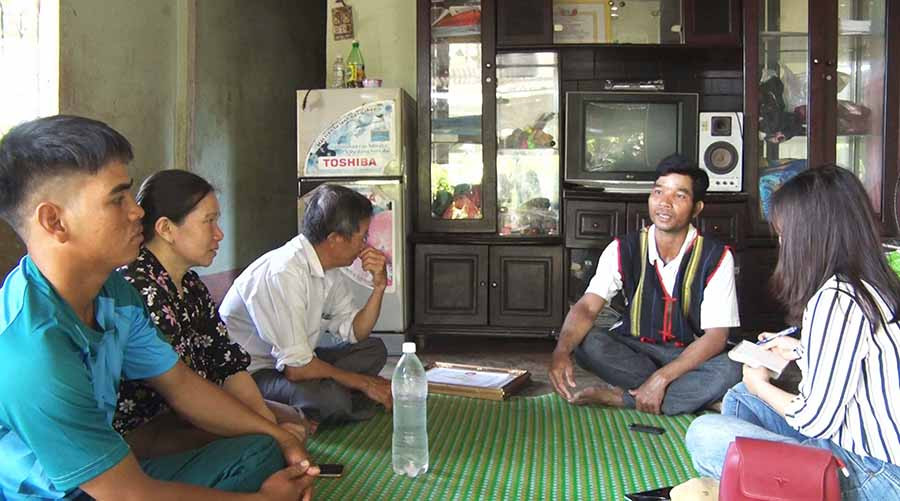 Già làng Đinh Toăi (xã Dun, huyện Chư Sê; thứ 2 từ phải sang) vận động người dân trong làng giúp nhau phát triển kinh tế. Ảnh: M.N