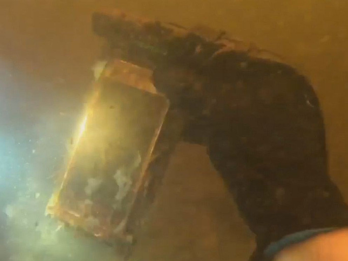 Chiếc điện thoại được anh Michael Bennett tìm thấy vẫn hoạt động. Ảnh: Nugget Noggin Chiếc điện thoại được anh Michael Bennett tìm thấy vẫn hoạt động. Ảnh: Nugget Noggin