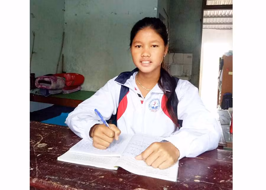  Em Đinh Dắt ngồi học bài trong khu tập thể Trường THPT Trường Chinh. Ảnh: N.G