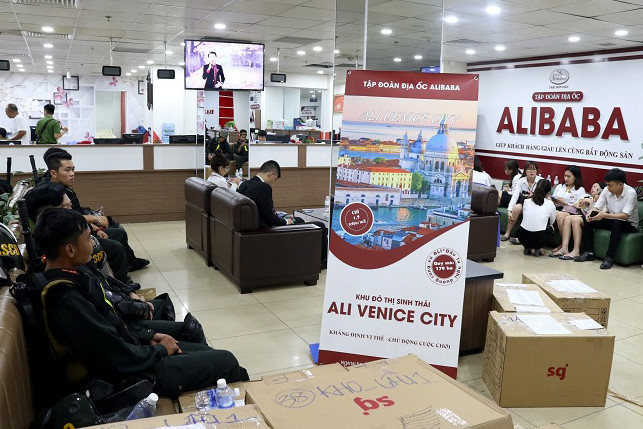 Công an khám xét và làm việc với người liên quan tại trụ sở Alibaba. Ảnh: Công an cung cấp. Công an khám xét và làm việc với người liên quan tại trụ sở Alibaba. Ảnh: Công an cung cấp.