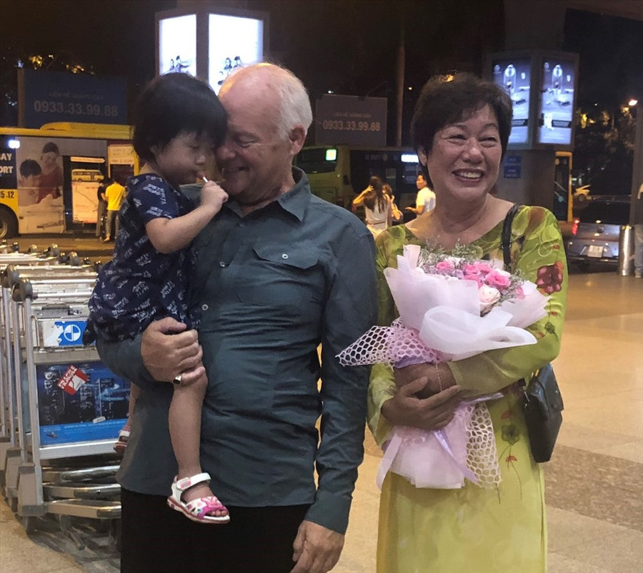  Giây phút hội ngộ xúc động giữa ông Ken Reesing và bà Thúy Lan tại sân bay Tân Sơn Nhất. Ảnh: NVC 