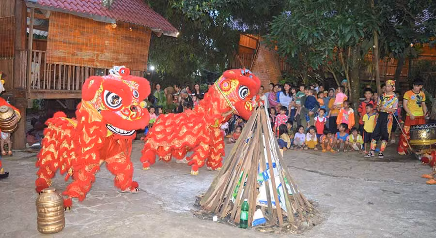 Trẻ em làng du lịch Plei Ốp vui mừng được thưởng thức các màn trình diễn múa lân. Ảnh: Đ.Y