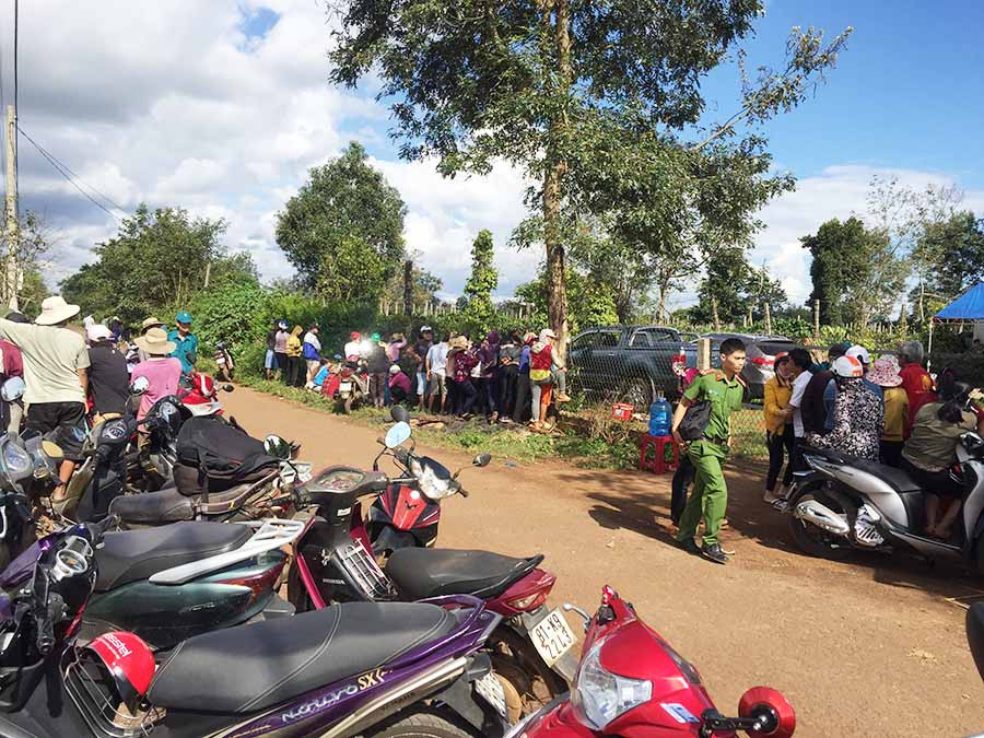 Hàng trăm người dân hiếu kỳ đã tập trung tại nhà của gia đình ông Năm. Ảnh: V.N Hàng trăm người dân hiếu kỳ đã tập trung tại nhà của gia đình ông Năm. Ảnh: V.N