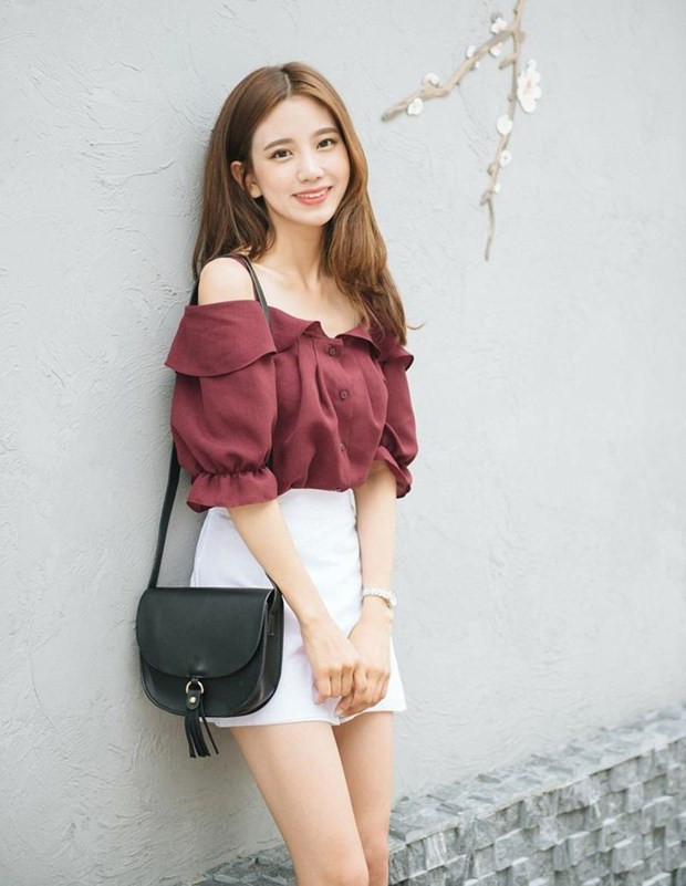 Vẻ quyến rũ khi khoe bờ vai thon và để lộ xương quai xanh có khả năng ''đốn tim'' của những thiết kế trễ vai không chỉ dành riêng cho mùa Hè. Trong những ngày nắng nhẹ với bầu không khí dịu dàng dịp đầu Thu cũng là thời điểm đẹp để các nàng tự tin tỏa sáng cùng kiểu trang phục này đấy.