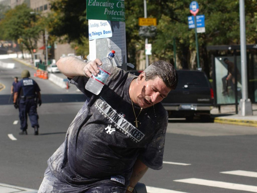 Một người đàn ông phủ đầy bụi bên ngoài Trung tâm Thương mại Thế giới. (Ảnh: Spencer Platt / Getty Images)