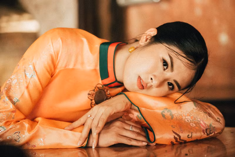  “Khi thực hiện bộ ảnh áo dài về Nhã nhạc cung đình Huế tại lăng Thiệu Trị, tôi đã nghĩ ngay đến việc mời Ngọc Trân làm nàng thơ bởi ở Trân có vẻ đẹp đài các, quyền quý của phụ nữ cung đình xưa”, Ngọc Hân tâm sự.