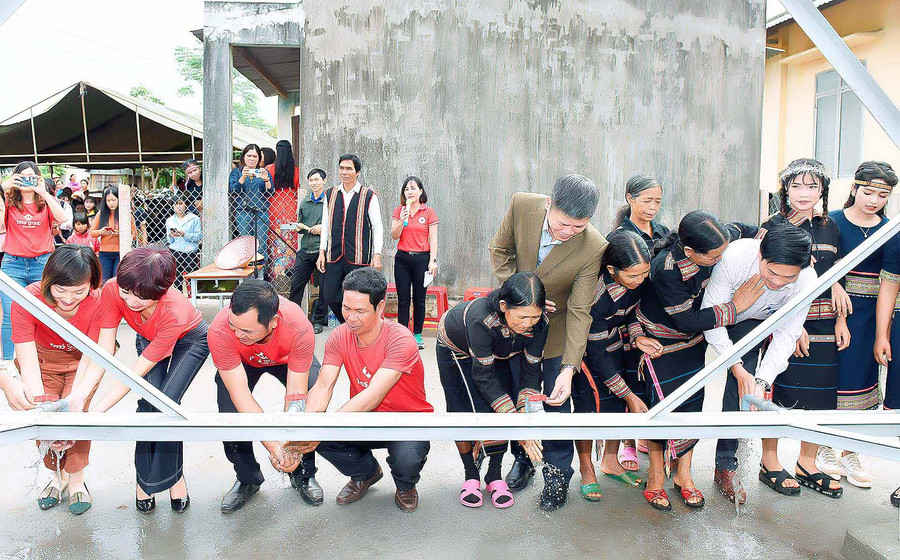 Bà con nhân dân vui mừng khi có nước sạch sử dụng. Ảnh: Đức Thụy