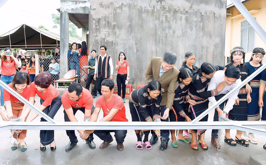 Bà con nhân dân vui mừng khi có nước sạch sử dụng. Ảnh: Đức Thụy