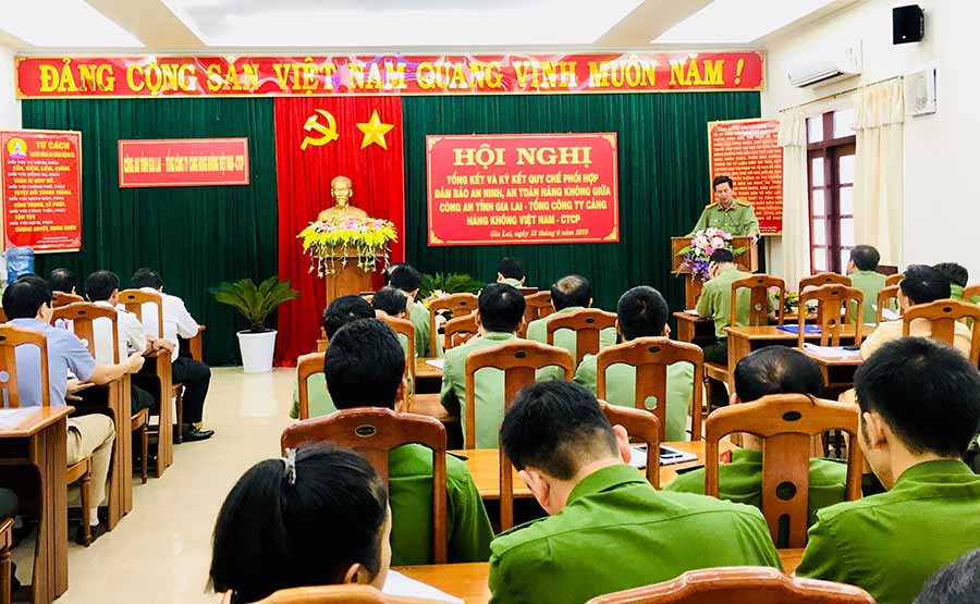  Hội nghị tổng kết và ký kết quy chế phối hợp đảm bảo an ninh, an toàn hàng không giữa Công an tỉnh và Tổng công ty Hàng không Việt Nam-CTCP. Ảnh: Lê Hoà