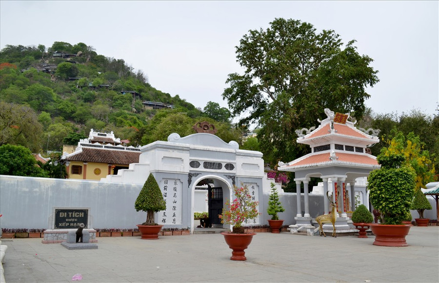  Sơn lăng nhìn từ bên ngoài. Ảnh: Lục Tùng