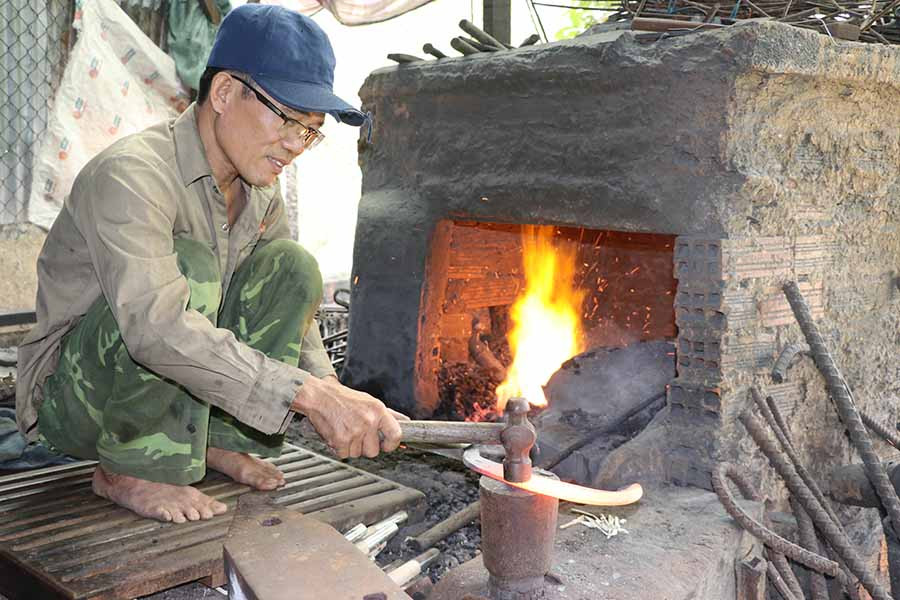 Ông Bùi Công Chính hàng ngày bền bỉ tạo ra các loại nông cụ phục vụ đời sống, sản xuất của người nông dân. Ảnh: N.M  Ông Bùi Công Chính hàng ngày bền bỉ tạo ra các loại nông cụ phục vụ đời sống, sản xuất của người nông dân. Ảnh: N.M